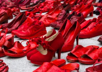 Femminicidi – I sindaci italiani raccolgono l’appello del papà di Lorena: “Mai bandiera bianca”