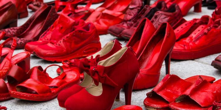 Femminicidi – I sindaci italiani raccolgono l’appello del papà di Lorena: “Mai bandiera bianca”