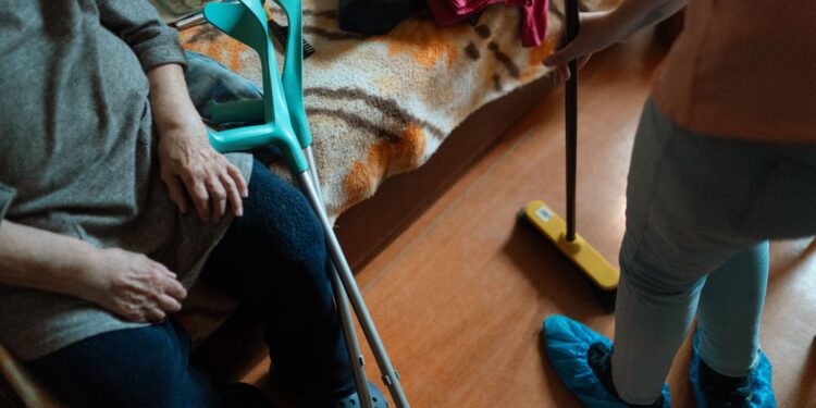 Caregiver familiari: contributo fino a 1.200 euro a trimestre