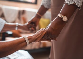 Caregiver familiari, 30 milioni per assegni di cura e servizi di sollievo