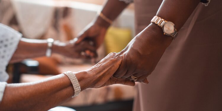 Caregiver familiari, 30 milioni per assegni di cura e servizi di sollievo