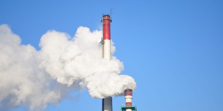 Emissioni industriali, recepita la nuova direttiva Ue: anche gli allevamenti intensivi entrano nel regime autorizzativo, e l’AIA si apre a salute e trasparenza